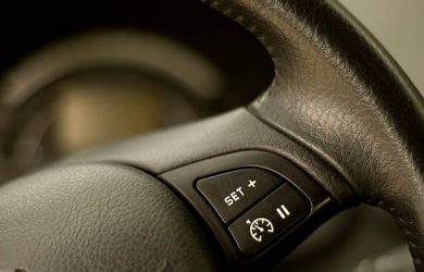 مثبت السرعة في السيارات